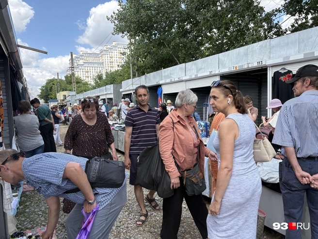 В выходной день на рынке достаточно людно | Источник: Екатерина Подымова / 93.RU