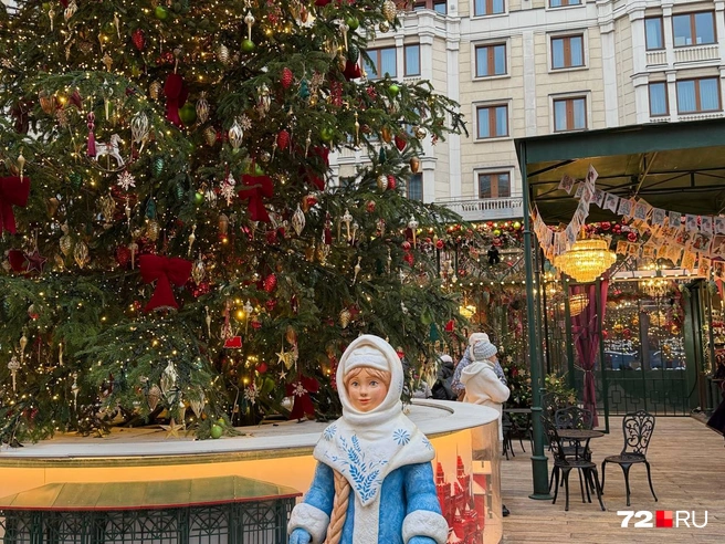 Ярмарка на Красной площади. По центру — елка и Дед Мороз со Снегурочкой | Источник: 72.RU