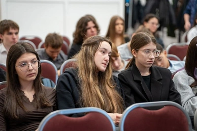 Школьников Южно-Сахалинска обучают безопасности на электросамокатах