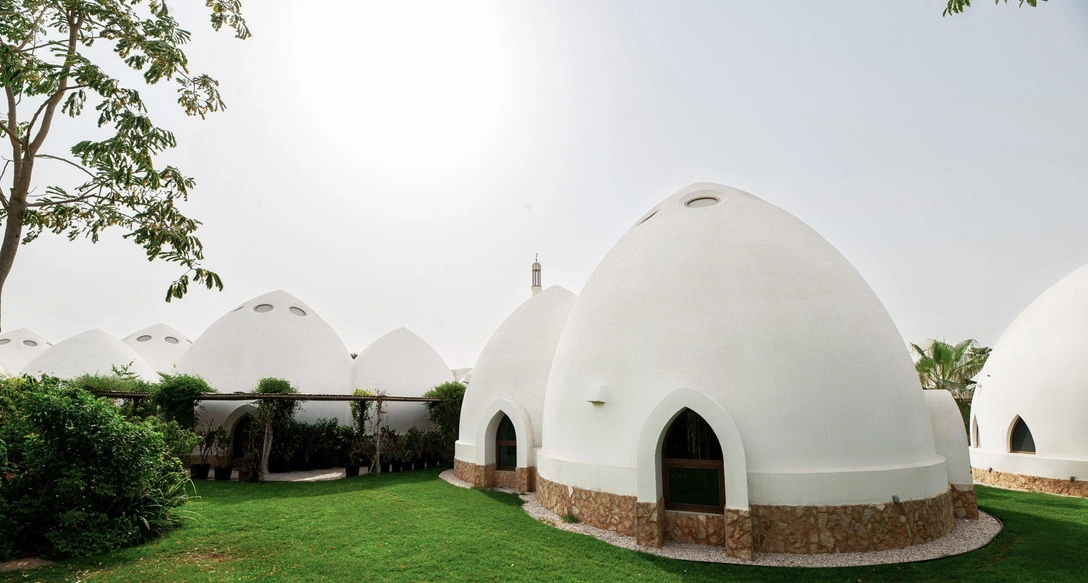 Восточные традиции: школа с белыми куполами в Дубае | Источник: Emkaan