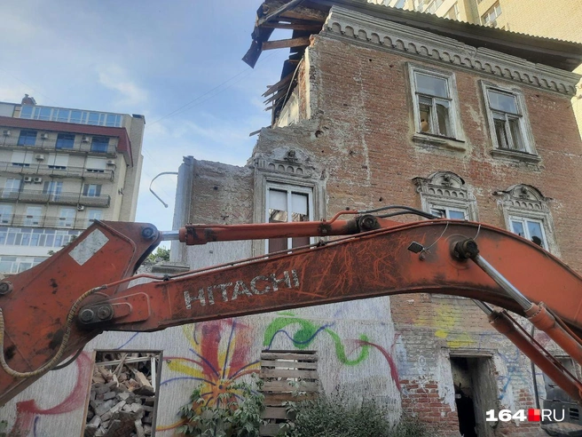 Ангелы на доме на Мичурина пали под натиском бульдозера | Источник: Сергей Гендин / 164.RU
