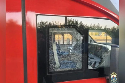 Подростки в Нижнем Новгороде закидали электричку камнями и разбили окно