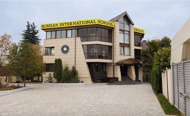 В Russian International School дети одновременно учатся по двум программам и получают сразу два аттестата | Источник: rischool.info