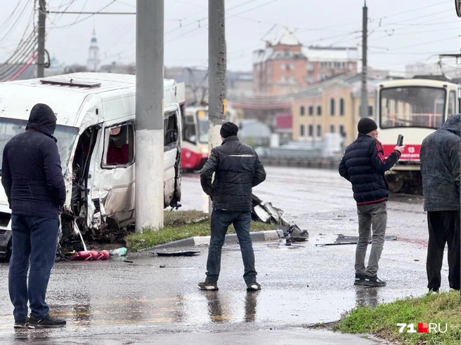 Все маршрутки получили удар с левой стороны | Источник: Александр Горбанев / 71.RU