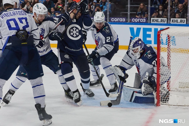 Через 17 минут после начала третьего периода новосибирская команда смогла также забросить шайбу в ворота «Торпедо» | Источник: Александр Ощепков / NGS.RU