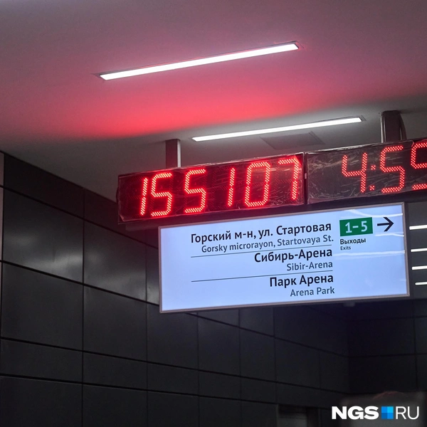 На часах на станции до сих пор не сняли защитную пленку | Источник: Александр Ощепков / NGS.RU