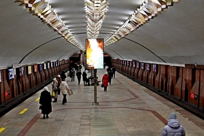 Рекламные экраны в метро возмутили сибирячку — мэрия не видит помех