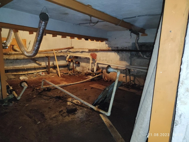 Фото сделано 21 августа: бойлера нет, только срезанные трубы | Источник: Светлана Логинова