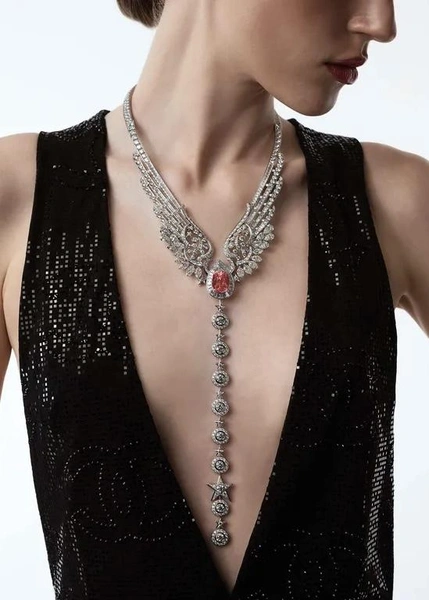Колье Wings of Chanel из коллекции Reach for the Stars, Chanel Joaillerie | Источник: Chanel 