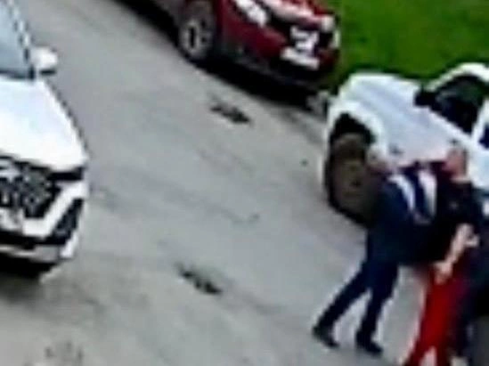 Скриншот с камеры видеонаблюдения, зафиксировавшей нападение, опубликовал депутат | Источник: Вячеслав Вегнер / Vk.com