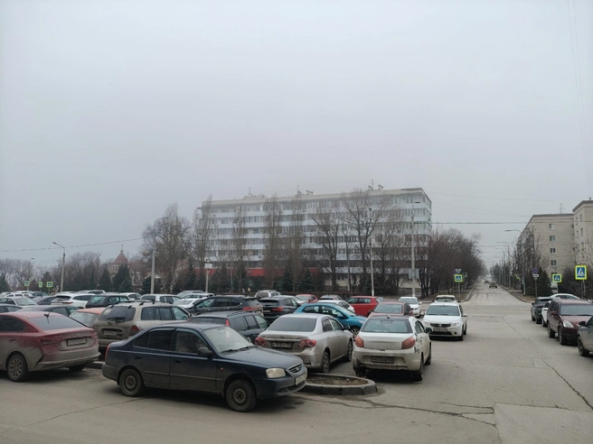 Многоэтажное здание за домом практически не видно из-за густого тумана. | Источник: читатели V1.RU
