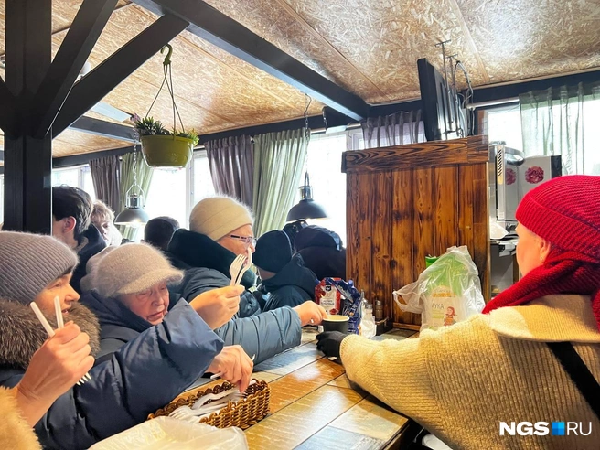 Работать сотрудникам кафе пришлось буквально на износ. Увы, благодарности за свой труд они почти не получили: кто-то из гостей фестиваля остался недоволен количеством пельменей, другие&nbsp;— длиной очереди. Третьи и вовсе высказали ни в чем не повинным официанткам свое «фи» по поводу перемены места проведения праздника | Источник: Андрей Бортко / NGS.RU