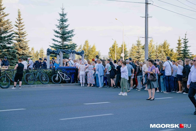 На КПП всё было серьезно, подтверждаем. Команду нашего сайта также заставили вывернуть сумки и объясняться за технику для съемки | Источник: Даниил Пономаренко / MGORSK.RU