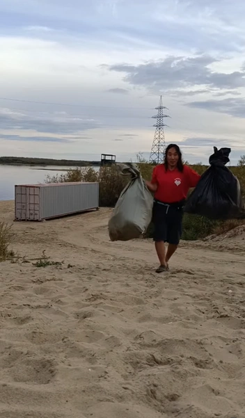 Летом Антон очищает пляжи от мусора | Источник: biggibiggibiggibiggibiggi / Instagram (экстремистская организация, деятельность запрещена на территории РФ) 