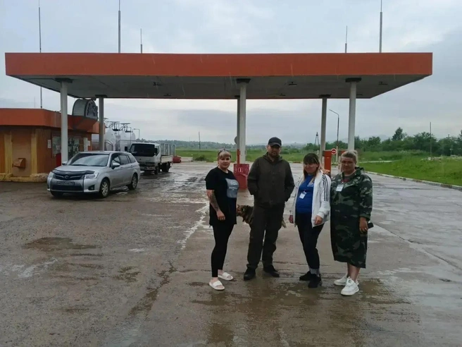Есть недовольные. Добровольцы начали дежурить на АЗС в Краснокаменске | Источник: Волонтёры(Добровольцы) Забайкалья / max.ru