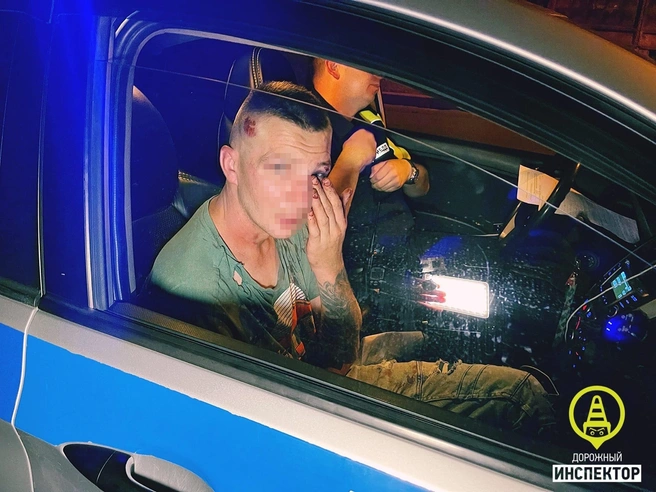 Transit в Петербурге «напал» на «Жигули» и Porsche. Внутри нашли водителя в кровоподтёках и бутылку под педалью тормоза | www.fontanka.ru