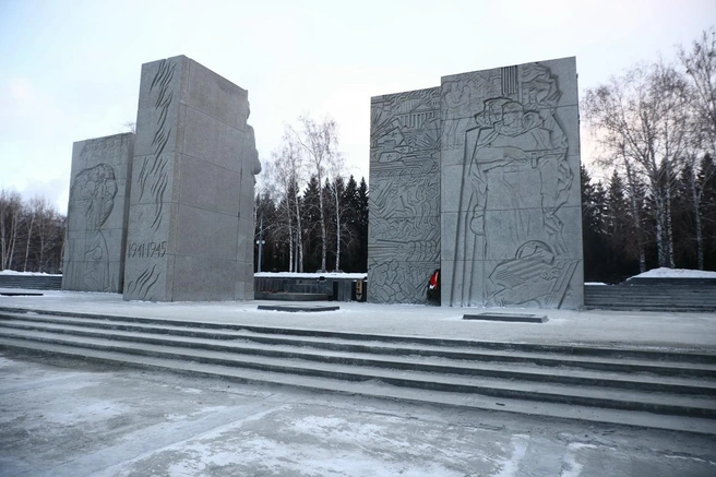На Монументе Славы ремонтируют мозаичное покрытие Площади Подвига | Источник: Максим Кудрявцев / «ВКонтакте»