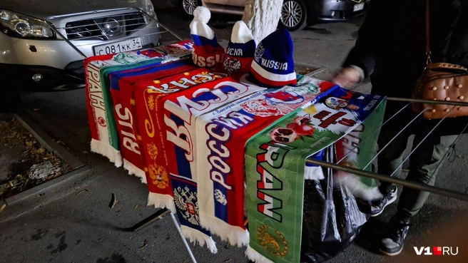 Атрибутика — на любой вкус. Но дороговато | Источник: Тимофей Крылов / V1.RU