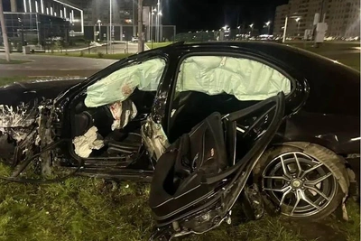 Mercedes на кольце в Нижнекамске врезался в столб
