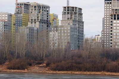 Рабочий погиб при падении с высоты на стройке в Тюмени