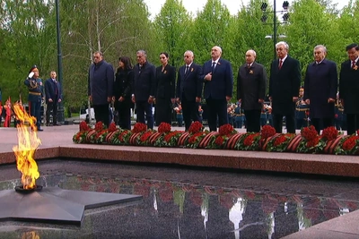 Лидеры стран возложили цветы к Могиле Неизвестного солдата