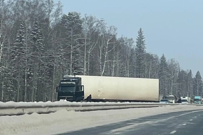 Truck overturns on Permsky Trakt, blocking one lane