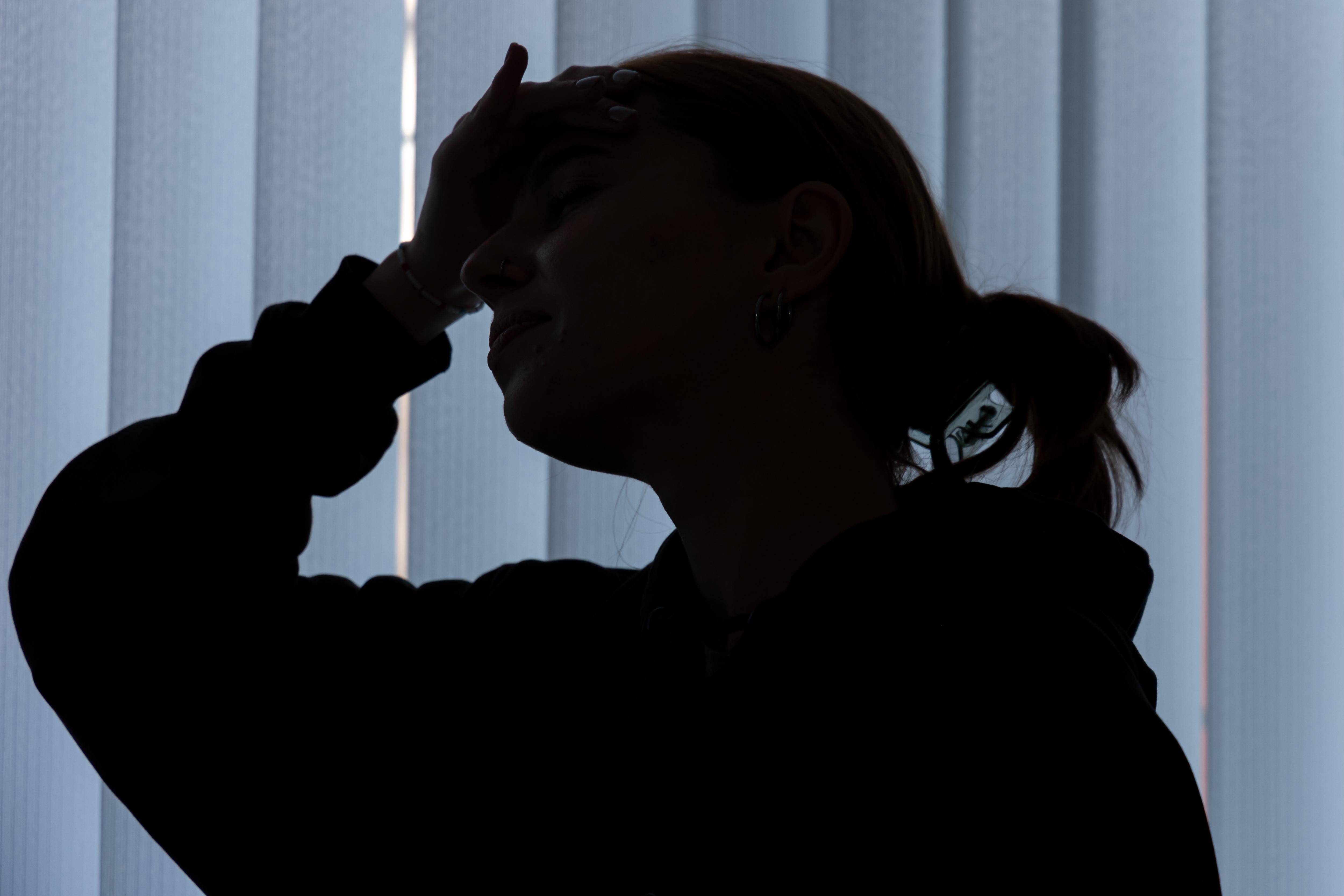 «Мозг при засыпании немного путается»: невролог объяснила, почему нельзя терпеть головную боль и как защититься от деменции