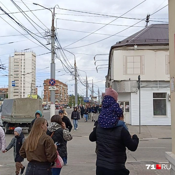 Туляки пытались найти место, чтобы посмотреть парад | Источник: Максим Улитов / 71.RU
