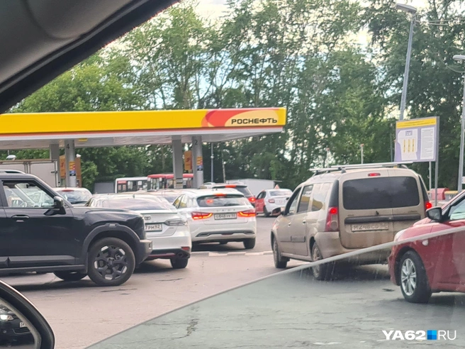 На АЗС «Роснефть» собираются огромные очереди | Источник: Светлана Коновалова / YA62.RU
