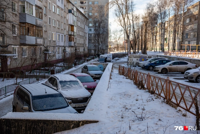 А вот и немного парковочных мест | Источник: Кирилл Поверинов / 76.RU