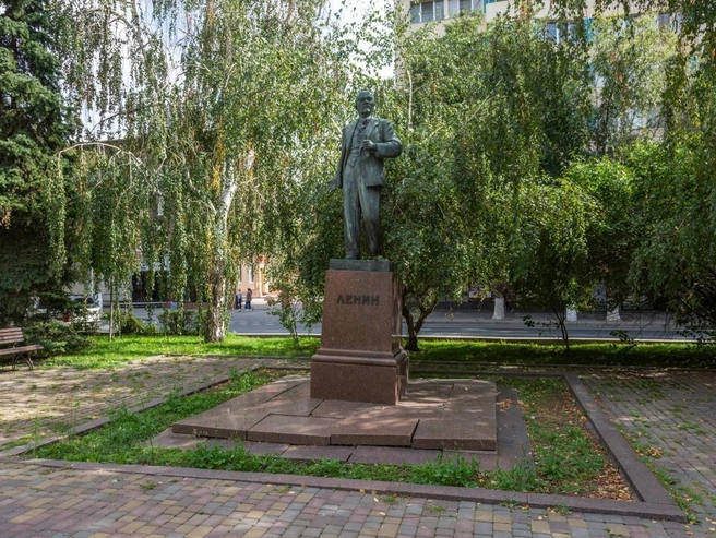 Горожане опасаются, что памятник Ленину может рухнуть и разбиться | Источник: Константин Завриков / V1.RU