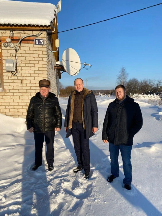 Директор МТС в Ярославской области Алексей Сальва (в центре) уверен, что космический интернет дает возможность дотянуться связью до самых маленьких деревень | Источник: соцсети