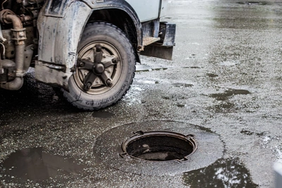 Иркутянин выиграл иск к Водоканалу за аварию из-за люка