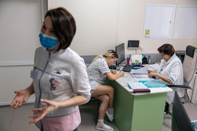 С женщиной, которая решилась на прерывание беременности, работает целый штат специалистов | Источник: Максим Серков / NGS42.RU