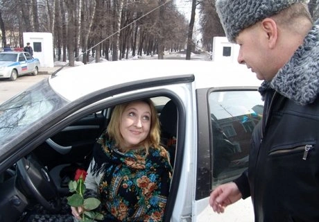 Рязанская ГИБДД поздравила женщин-водителей с праздником | ya62.ru