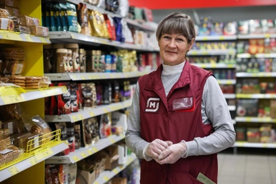 Omsk cashier's warmth finds huge online following