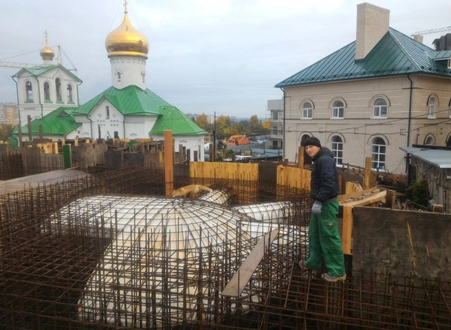 Фото: на стройке храма в Дашково-Песочне гуляет лиса | ya62.ru