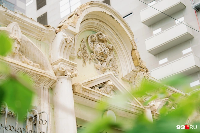 В верхней части фасада над входом можно заметить монограмму владелицы здания | Источник: Дарья Паращенко / 93.RU