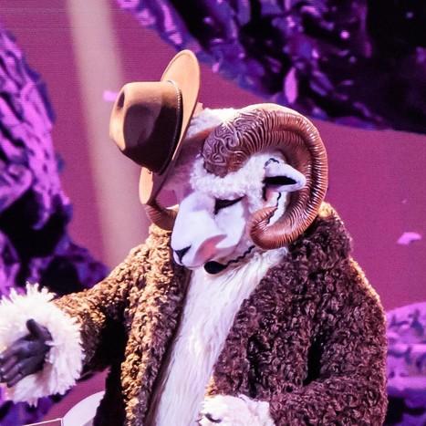 Возрастной гуру телевидения и приемный отец двоих сыновей: кто покинул «Маску» в шестом выпуске