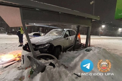 Уфимец на BMW разрушил остановку «Трамплин»