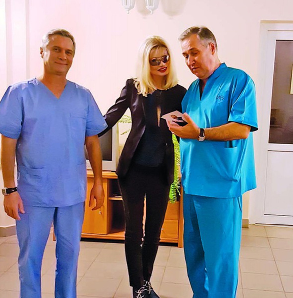 Элеонора Кондратюк с врачами