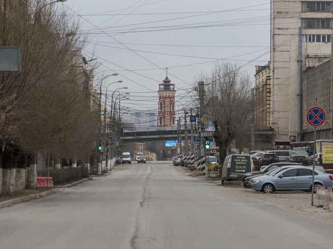 Автомобилисты скептически относятся к планам мэрии улучшить движение на улице Коммунистической | Источник: Константин Завриков / V1.RU