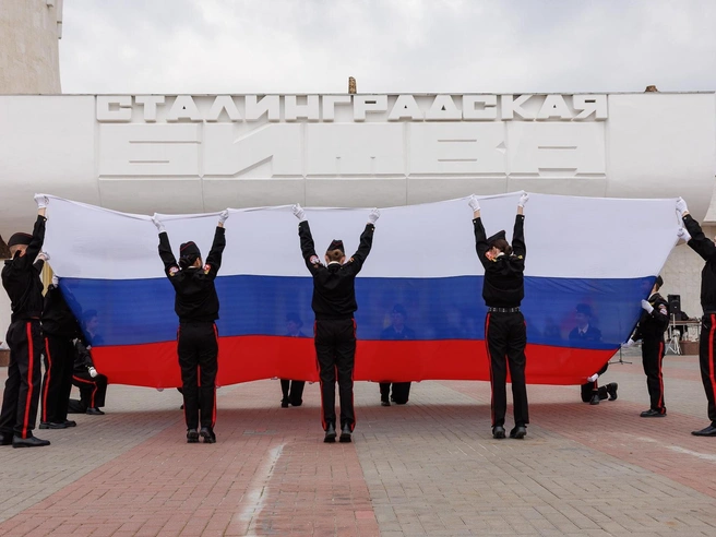 Развертывание флага России на фоне музея-панорамы производило сильное впечатление. | Источник: Алексей Волхонский / V1.RU