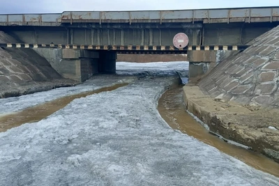 Читинцы жалуются на запрет проезда под мостом с 'кирпичом'