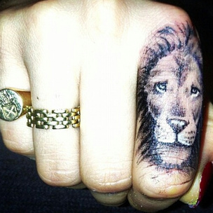 Сила льва: Кара Делевинь украсила палец татуировкой