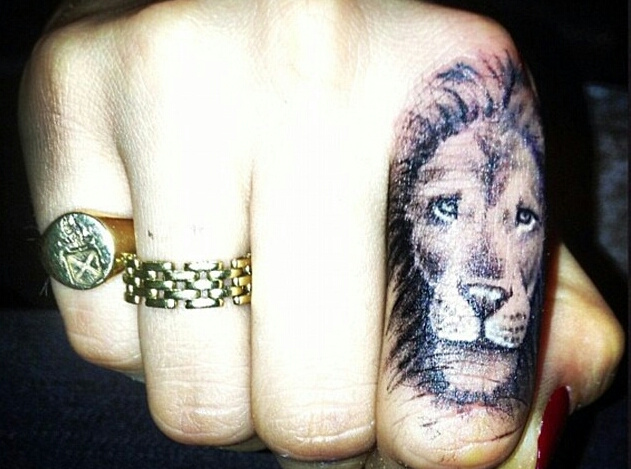 Сила льва: Кара Делевинь украсила палец татуировкой