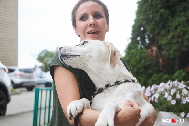 — К примеру, мне нужно попасть в какой-то магазин или учреждение, расположенные в длинном доме. Как мне без Геры узнать, где дверь? Ждать, пока кто-то пройдет мимо, и просить его о помощи или самой идти вдоль здания. Мало приятного — щупать грязные стены и натыкаться на всё подряд | Источник: Роман Данилкин / 63.RU