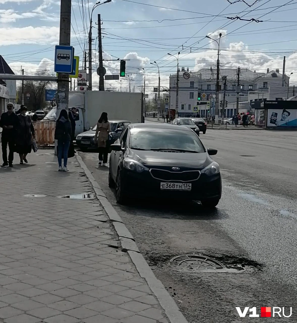 Автобус — объедет: автохамы Волгограда захватывают остановки общественного  транспорта - 1 мая 2021 - V1.ру