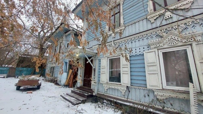 Богатый деревянный декор фасадов действительно сохранился | Источник: 178fz.roseltorg.ru