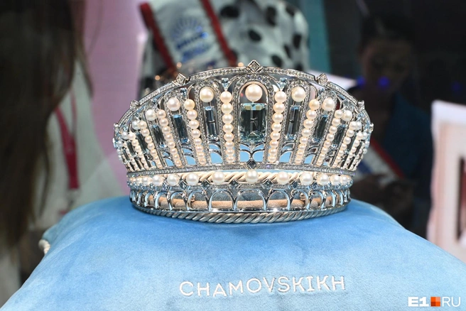 Одна из корон, сделанная специально для конкурса красоты БРИКС | Источник: Дмитрий Емельянов / E1.RU
